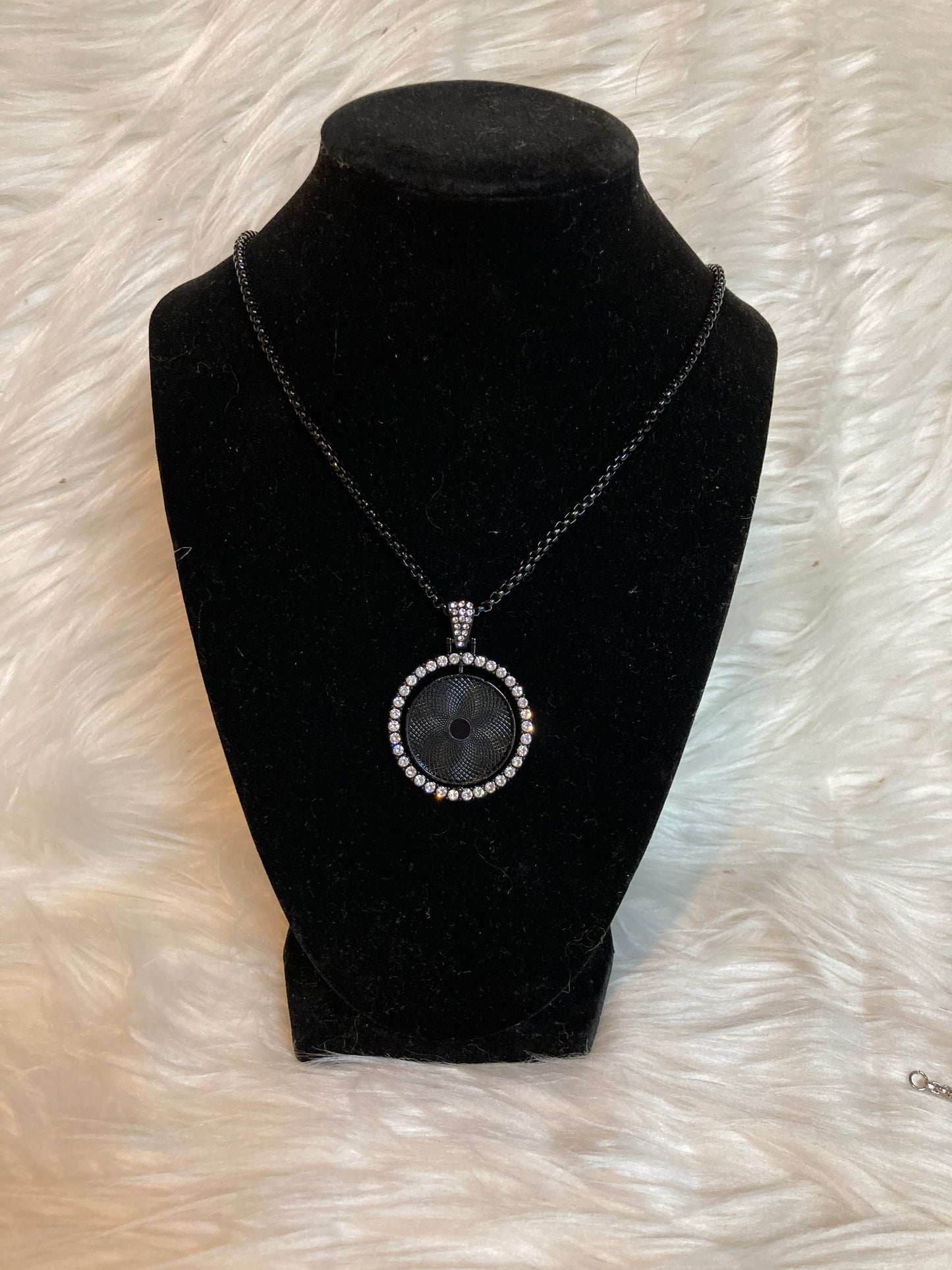 rotating bling necklace
